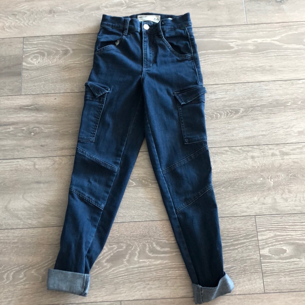 Blue tight jeans with pockets.
